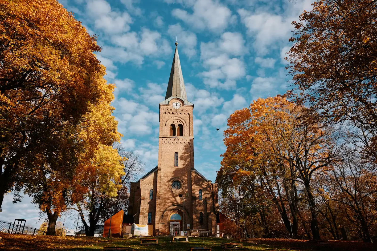 Instalação da 9ª Trienal de Arquitetura de Oslo 2026 na Igreja de Sofienberg